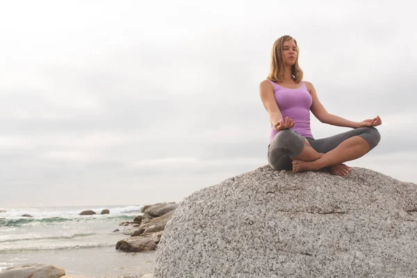 Vista Ángulo Bajo Mujer Rubia Caucásica Realizar Yoga Playa Está —  Fotos de Stock