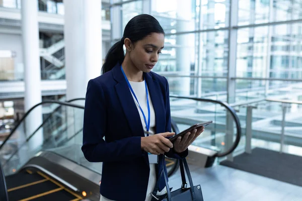 Vista Frontal Muito Jovem Mulher Negócios Mestiça Usando Tablet Digital — Fotografia de Stock