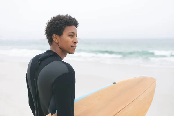 Boční Pohled Promyšlené Mladý Smíšený Závodit Mužské Surfař Drží Surfu — Stock fotografie