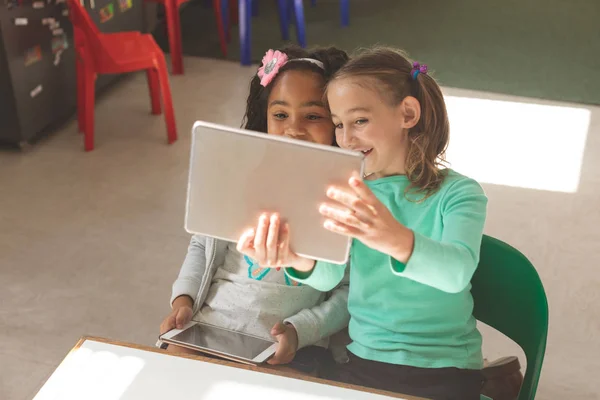 Overhead View Van Twee Schoolmeisjes Het Nemen Van Een Foto — Stockfoto