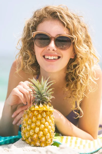 在有菠萝的时候 白种人妇女躺在沙滩上 — 图库照片