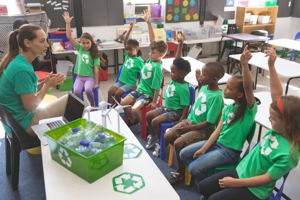 Zijaanzicht Van School Kinderen Dragen Recycle Tee Shirt Verhogen Hand — Stockfoto