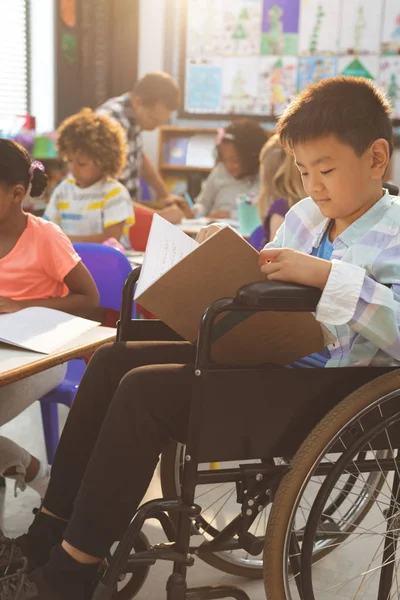 Sidovy Skolpojke Studerar Klass Rummet När Sitter Vid Rullstol Klass — Stockfoto