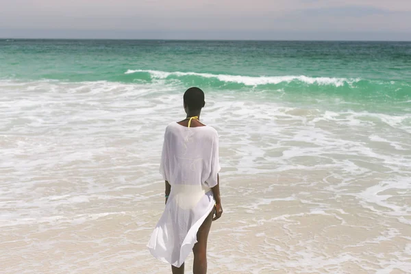 Заднього Виду Афро Американської Жінки Розслабляє Стоячи Дивлячись Горизонті Пляжі — стокове фото