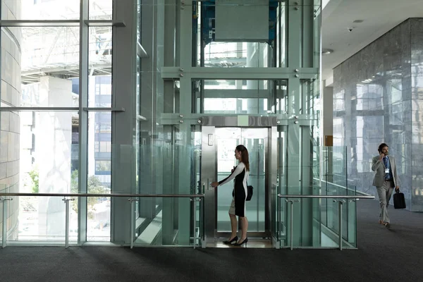 Sidovy Kaukasiska Kvinnliga Verkställande Modern Hiss Kontor Kaukasiska Kollega Promenader — Stockfoto