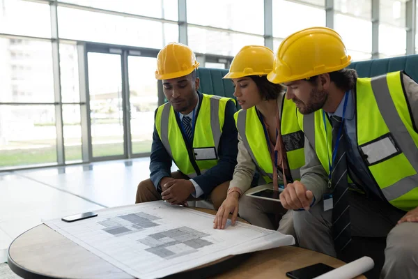 Seitenansicht Junger Multiethnischer Unternehmensarchitekten Die Der Lobby Büro Sitzen Und — Stockfoto