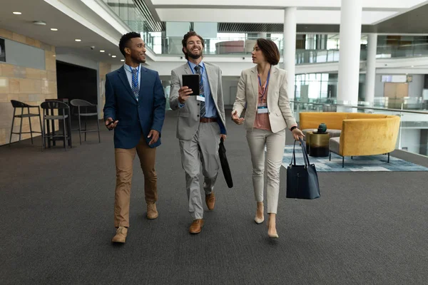 Vooraanzicht Van Jonge Multi Etnische Zakenmensen Interactie Met Elkaar Tijdens — Stockfoto