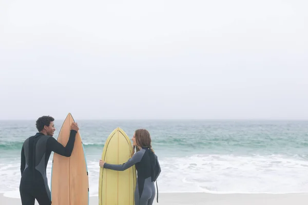 Rückansicht Eines Glücklichen Jungen Multiethnischen Surferpaares Mit Surfbrettern Strand Sie — Stockfoto
