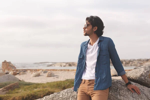 Front View Thoughtful Caucasian Man Standing Leaning Beach Sunny Day — Stock Photo, Image