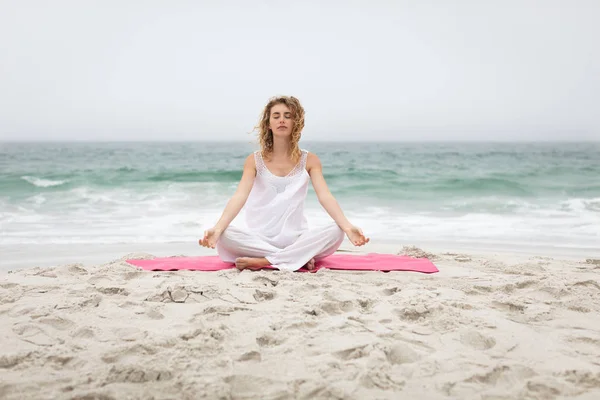 Güneşli Günde Yoga Plajı Nda Performans Güzel Beyaz Kadın Önden — Stok fotoğraf