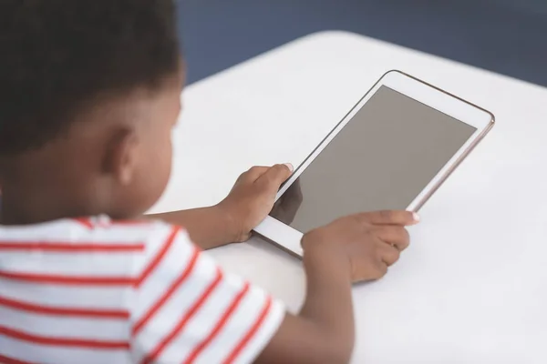 Bakifrån Afrikansk Skolpojke Med Digital Tablett Vid Skriv Bordet Klass — Stockfoto