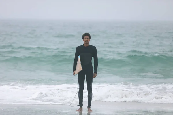 Portret Młodego Rasy Mieszanej Mężczyzna Surfer Plaży Deski Surfingowej Patrzy — Zdjęcie stockowe