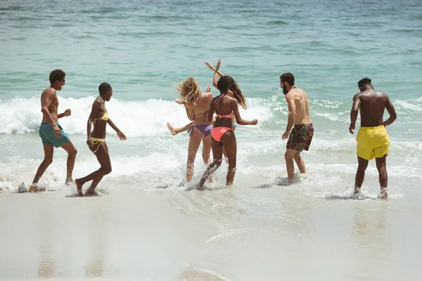 Vista Frontal Grupo Multiétnico Amigos Disfrutando Playa Día Soleado —  Fotos de Stock