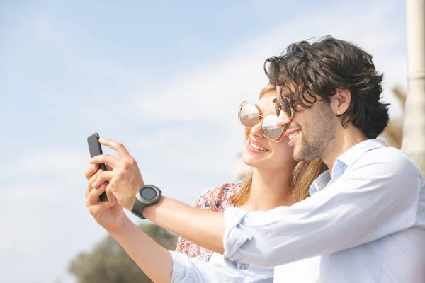 Widok Boku Młodych Kaukaski Para Biorąc Selfie Telefonu Komórkowego Podczas — Zdjęcie stockowe
