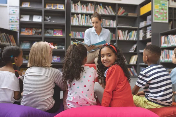 Vista Frontale Una Studentessa Etnia Mista Che Guarda Telecamera Mentre — Foto Stock