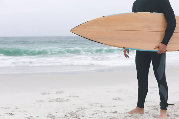 Sección Baja Surfista Masculino Sosteniendo Tabla Surf Playa — Foto de Stock