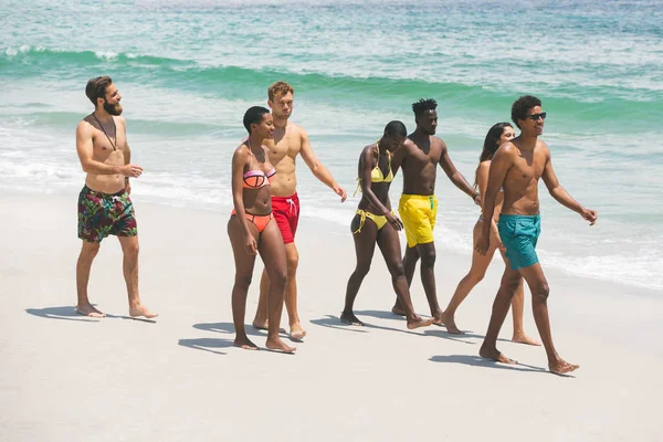 Вид Сбоку Счастливую Многоэтническую Группу Друзей Гуляющих Пляжу Солнечный День — стоковое фото