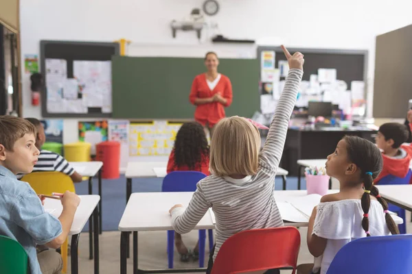 Rear View Caucasian Schoolgirl Raising Hand While His Classmates Next — Stock Photo, Image