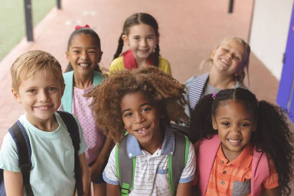 Vista Alto Angolo Bambini Felici Che Sorridono Guardano Fotocamera Contro — Foto Stock