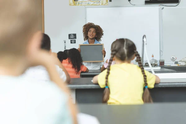 Vue Face Écolier Africain Réfléchi Tenant Ardoise Dans Salle Classe — Photo