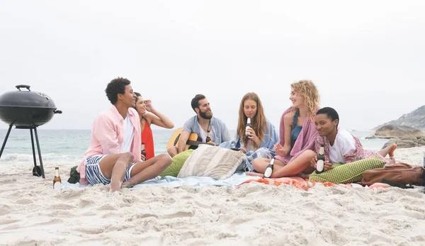 Vista Frontal Grupo Multiétnico Amigos Disfrutando Playa —  Fotos de Stock