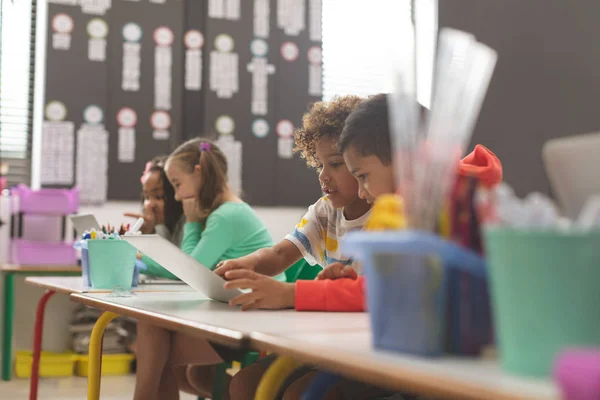 Zijaanzicht Van Twee Mixed Raceschool Jongens Kijken Naar Hun Notebook — Stockfoto