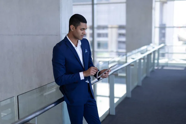 Vista Lateral Belo Jovem Empresário Mestiço Usando Tablet Digital Escritório — Fotografia de Stock