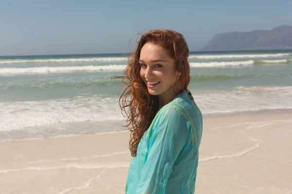 Портрет Счастливой Молодой Женщины Смотрящей Камеру Стоящую Пляже Улыбается — стоковое фото