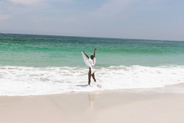 화창한 해변에 아프리카계 미국인 포즈의 — 스톡 사진