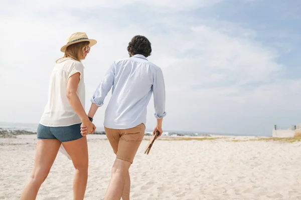 Vista Ángulo Bajo Joven Pareja Caucásica Caminando Playa Día Soleado —  Fotos de Stock