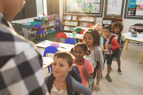 Vista Frontal Los Niños Escuela Pie Formando Una Cola Aula —  Fotos de Stock