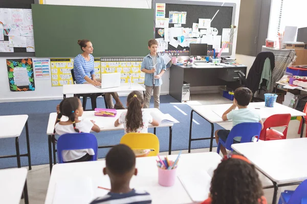 Onun Öğretmen Onu Dinlerken Onun Sınıf Arkadaşları Önünde Yel Değirmeni — Stok fotoğraf