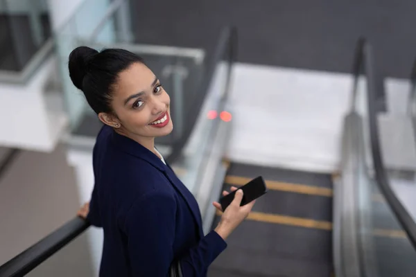 Retrato Joven Feliz Mujer Negocios Mestiza Con Teléfono Móvil Mirando — Foto de Stock