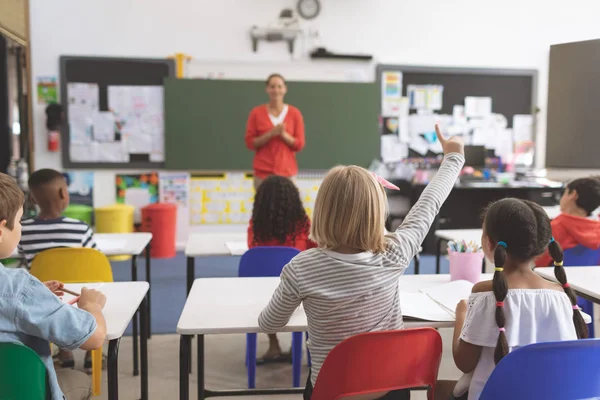 Vista Trasera Una Colegiala Caucásica Levantando Mano Contra Maestro Segundo — Foto de Stock