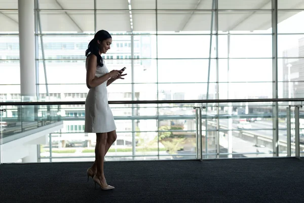 Sidovy Ung Affärskvinna Med Mobiltelefon Office Och Promenader Matta Gångväg — Stockfoto