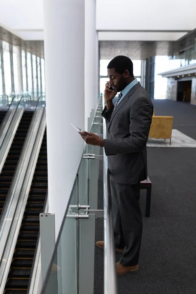 Вид Збоку Молодого Афро Американського Бізнесмена Допомогою Цифрових Планшетів Під — стокове фото