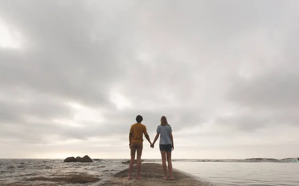 Vista Posteriore Della Giovane Coppia Caucasica Piedi Mano Nella Mano — Foto Stock