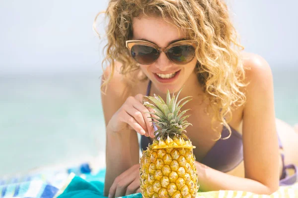 Vorderansicht Einer Kaukasischen Frau Die Strand Liegt Während Sie Ananas — Stockfoto