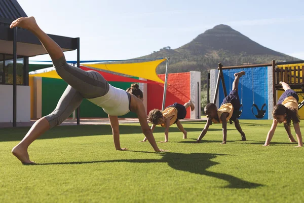 Achteraanzicht Van Kaukasische Trainer Onderwijs Stretching Oefening Aan Studenten Het — Stockfoto