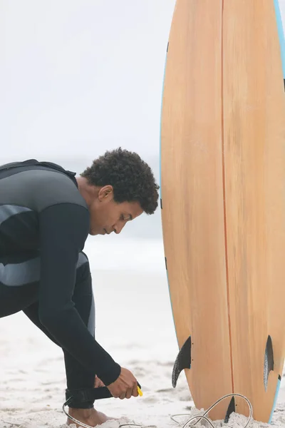 Zblízka Mladých Mužů Surfer Smíšený Závodit Vázání Surf Vodítko Noze — Stock fotografie