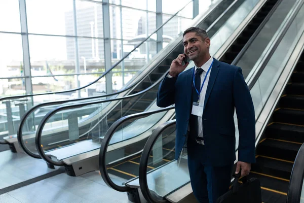 Vooraanzicht Van Kaukasische Zakenman Praten Mobiele Telefoon Tijdens Het Naar — Stockfoto