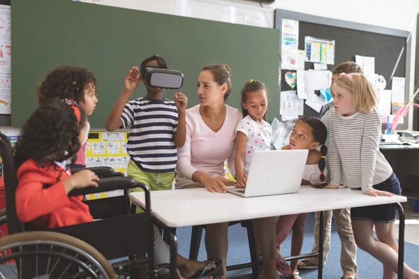 Framifrån Skolpojke Med Virtual Reality Headset Skolan Klass Rummet — Stockfoto