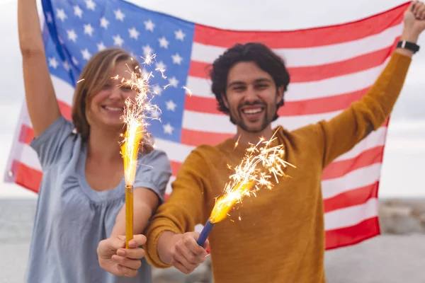 Retrato Una Joven Pareja Caucásica Jugando Con Galleta Fuego Mientras — Foto de Stock