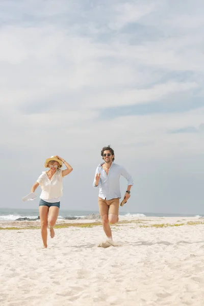 Εμπρόσθια Όψη Του Happy Νεαρό Ζευγάρι Καυκάσιος Τρέχει Στην Παραλία — Φωτογραφία Αρχείου
