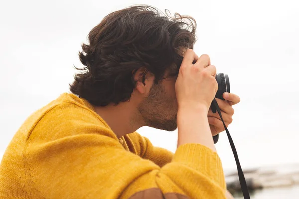 Side View Young Caucasian Man Using Digital Camera Sitting Beach — Stock Photo, Image