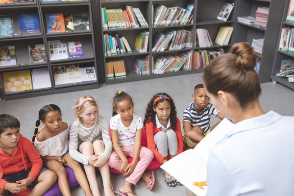 Vista Alto Angolo Studenti Concentrati Che Ascoltano Loro Insegnante Raccontare — Foto Stock