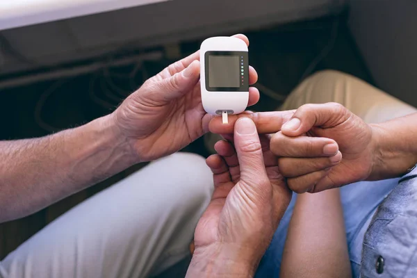 High Angle View Male Doctor Examining Female Glucometer Clinic Retirement — Stock Photo, Image