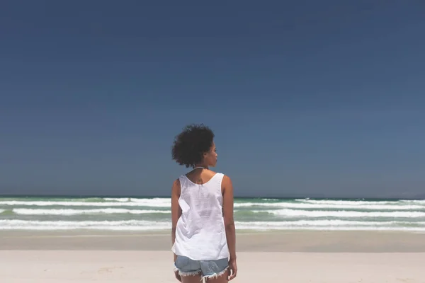 Vista Posteriore Giovane Donna Razza Mista Piedi Sulla Spiaggia Una — Foto Stock