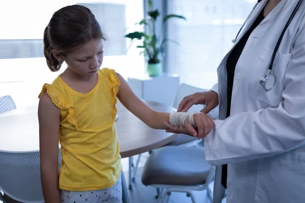 Mid Section Female Doctor Examining Caucasian Girl Hand Clinic — Stock Photo, Image