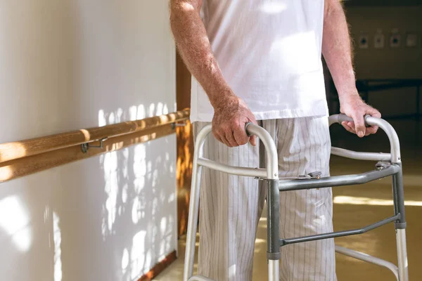 Střední Část Mužské Pacientky Stojící Walkere Chodbě Odchodu Důchodu — Stock fotografie